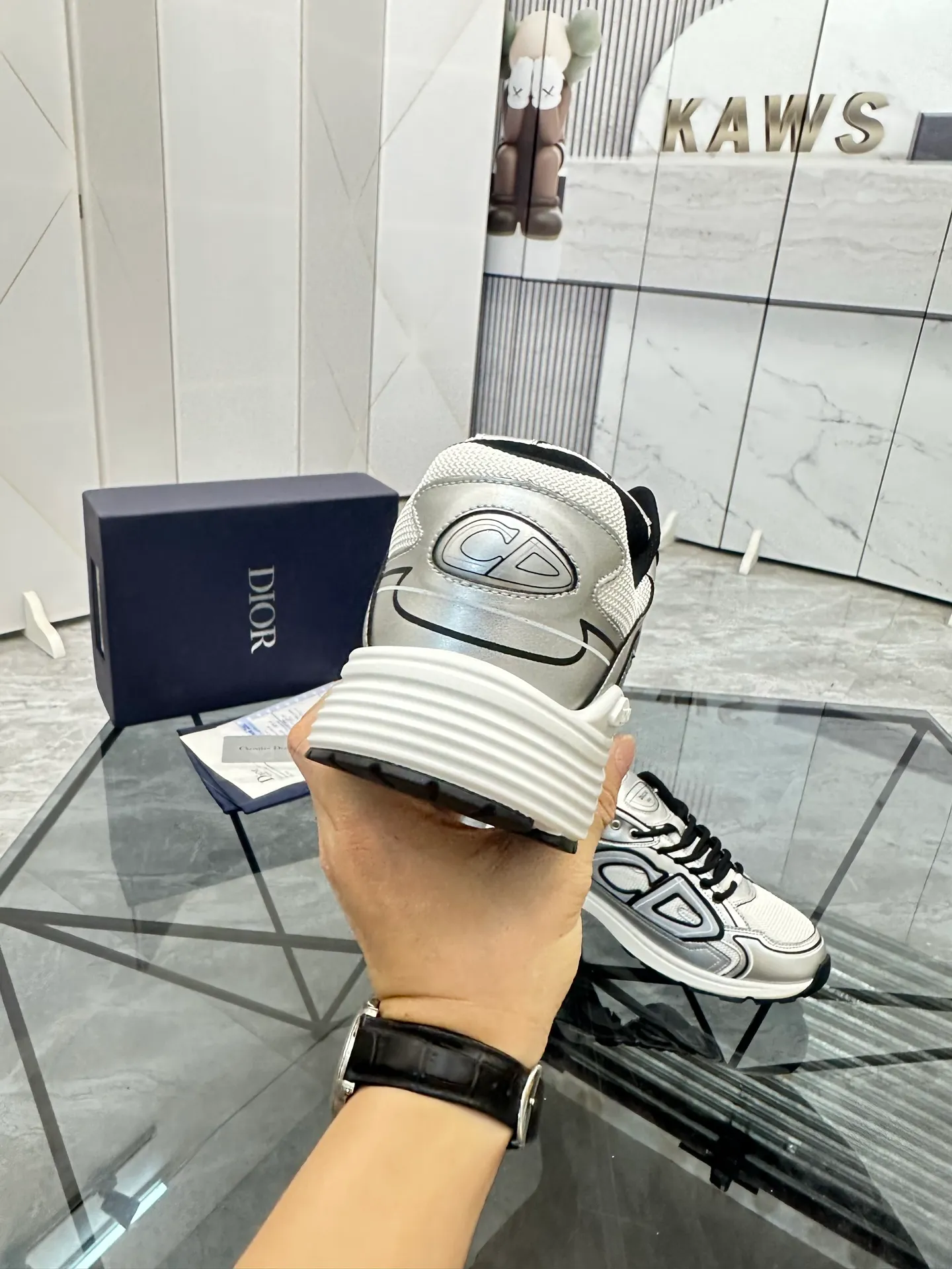 Men's shoes: 💰P400¥ Available in Guangzhou Product trademark: Dior* "Dior*" low-top casual shoes Regular size: 35-46 (can be customized to 47) Couple style Product materials: Upper imported cowhide stitched with original fabric, breathable lining, ultra-light foam original outsole. No.: 007